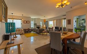 Spacious Apartment In Kavouri